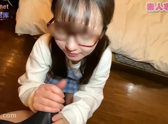 FC2PPV-4827213 검은 머리 안경 소녀가 진지하고 부끄러워하는 모습