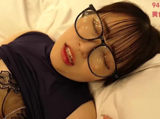 FC2PPV-4983528 남자친구가 있는 평범한 남자가 거대한 막대기에 격렬하게 범해지고 자제력을 잃습니다.