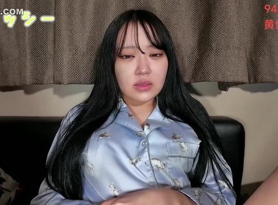 FC2PPV-4438379 파자마는 소녀의 금단의 첫 맛을 유혹하고 신음하며 격렬하게 물총을 뿜습니다.