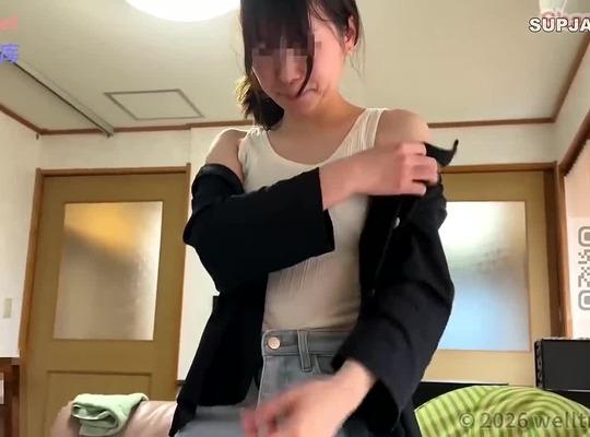 FC2PPV-4923676 자고있는 몸집이 작은 아내를 뒤에서 삽입하여 격렬하게 사정했습니다.