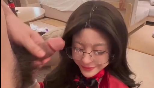 정말 큰 가슴이군요. 적어도 그들은 E 컵을 가지고 있습니다.