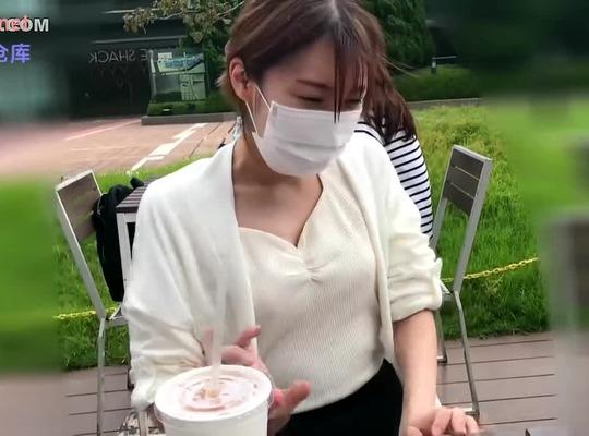FC2PPV-4578327 가슴이 큰 왕 미인은 정액이 넘쳐 오르가즘을 느낍니다.
