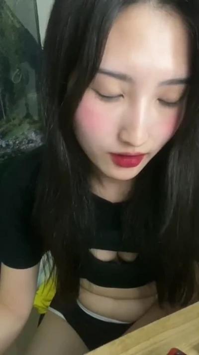 핫팬츠 위로 자위