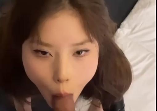 이제 막 성년이 된 랑팡의 초섹시한 18세 암캐가 가죽옷과 스타킹을 신고 얼굴을 드러낸다. 슈퍼 걸레 질내사정, 발을 핥고 정액을 삼킨다.