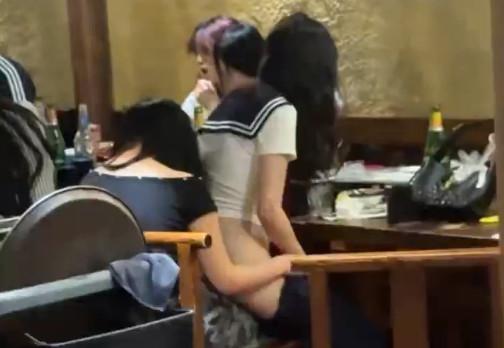 게이트 사건, 난폭한 소녀들