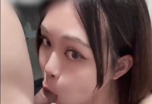 이 남자는 아름다운 여자의 입에 오줌을 쌌어요!직접 오줌과 정액!그 소년과 소녀를 다시 엿먹여라