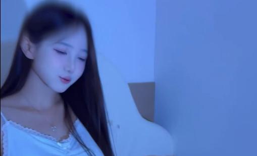 이 달콤한 앵커는 정말 황홀해요!미래의 섹시한 자위 영상