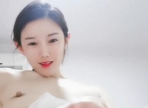 아름다운 젊은 여성이 보지 셀카를 찍는다.