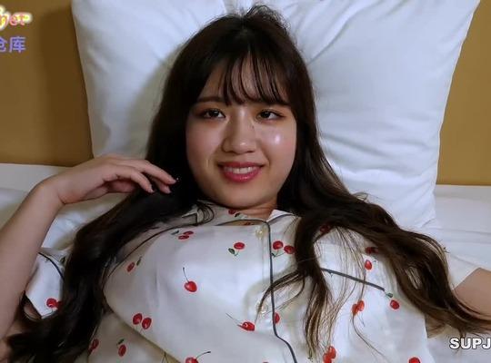 FC2PPV-3886843 오르가즘과 경련을 일으키는 귀여운 늙은 거유 소녀의 파자마 침입