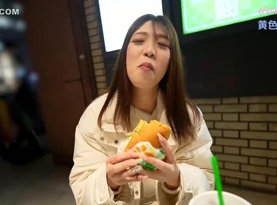 FC2PPV-4877417 간사이 사투리와 아름다운 각선미를 지닌 미녀가 오랜만에 치열한 싸움을 벌였습니다.