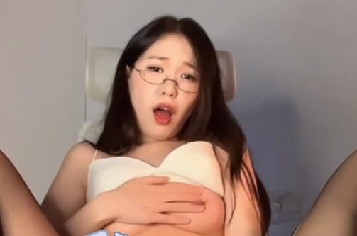 그 뻔뻔스러운 선생님은 학생들에게 오르가즘에 대한 보상을 주겠다고 약속했습니다. Hong Wen 선생님은 그녀의 보지를 엿먹이고 자위했습니다. 정말 굉장했어요.