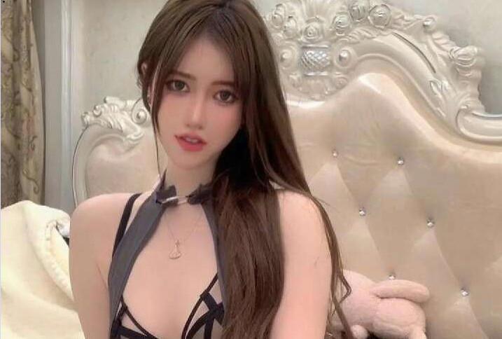 화려한 아홉 머리의 여인이 대규모로 자위합니다.