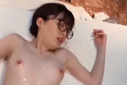 안경을 쓴 최고의 소녀의 질내 사정