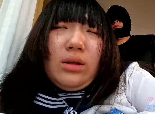 FC2PPV-4921378 18세 소녀는 세 번째 처녀로 수줍어하며 행복한 질내 사정