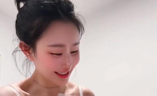 Mengyao 조수, 소변을 와인 잔에 넣고 즐기십시오.