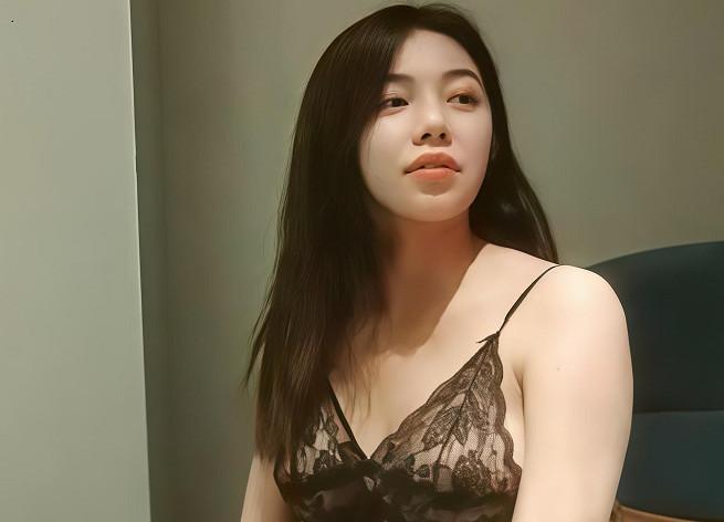 들어가자마자 주인에게 전화를 걸었습니다. 젠장, 보물을 찾았어.